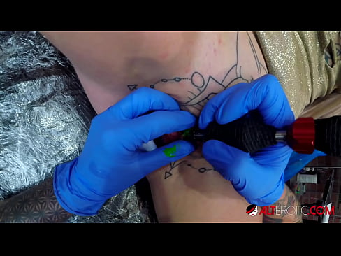❤️ Uiters getatoeëerde hottie Sully Savage het 'n tatoeëermerk op haar klitoris gekry ❤❌ Porno vk by ons ❌️